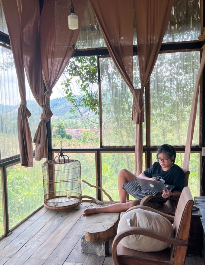 Phan Anh có thể học online ở mọi nơi, trong khi vẫn tham gia các hoạt động trải nghiệm, khám phá, hè 2025. Ảnh: Nhân vật cung cấp