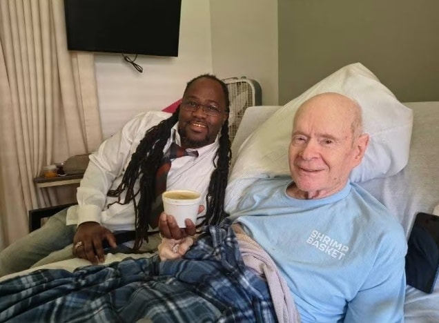 Đầu bếp Donell Stallworth của nhà hàng Shrimp Basket và khách quen Charlie Hicks khi ông điều trị ở bệnh viện. Ảnh: Shrimp Basket