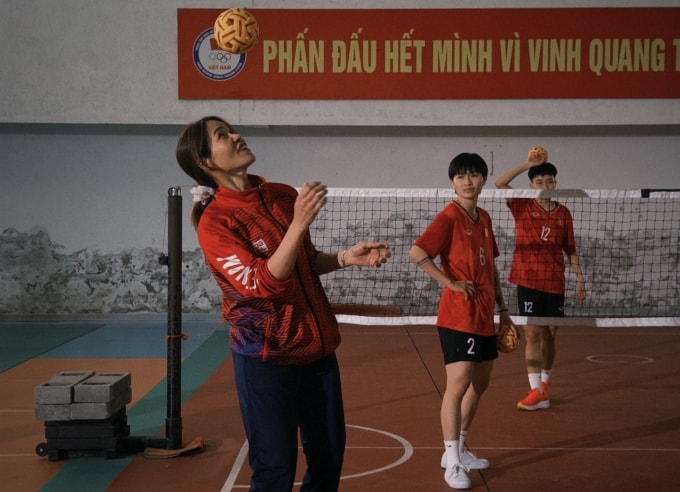 Huấn luyện viên Trần Thị Vui (trái) tại một buổi tập luyện. Ảnh: Vmas