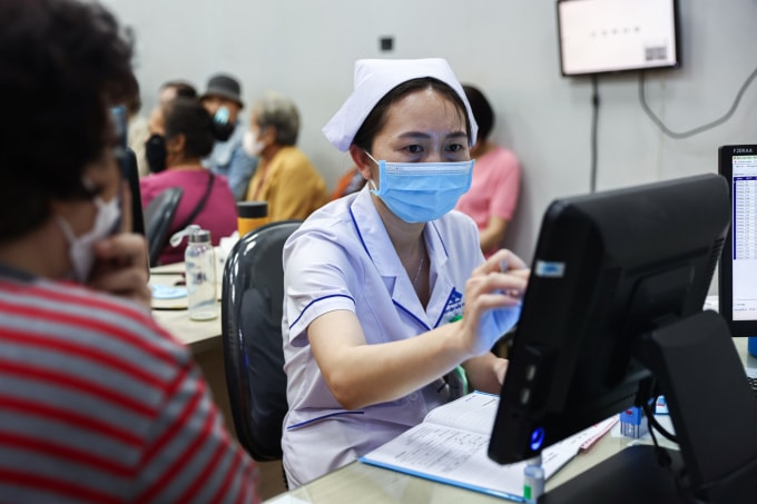 Nhân viên y tế bệnh viện mắt TP HCM khám bệnh cho người dân. Ảnh: Quỳnh Trần