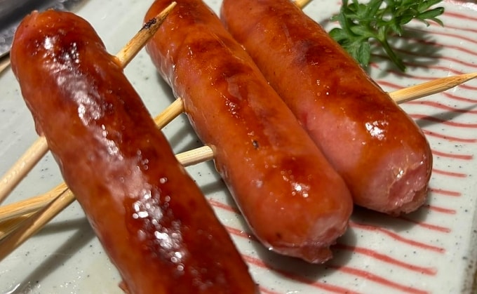 Xúc xích được chế biến qua nhiều công đoạn, chứa nhiều muối. Ảnh: Anh Chi