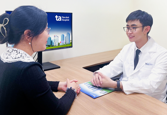 Bác sĩ Tâm tư vấn về tình trạng da cho người bệnh. Ảnh minh họa: Bệnh viện Đa khoa Tâm Anh