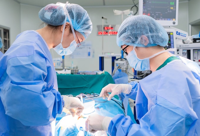 Bác sĩ Thái Duy (phải) phẫu thuật cho bà Nga. Ảnh: Bệnh viện Đa khoa Tâm Anh