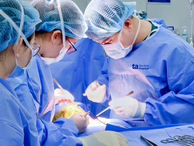 Bác sĩ phẫu thuật cắt tuyến giáp cho bệnh nhân. Ảnh: Hạ Vũ