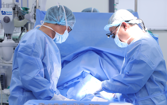 Bác sĩ Trọng phẫu thuật điều trị rò hậu môn cho bệnh nhi. Ảnh: Bệnh viện Đa khoa Tâm Anh