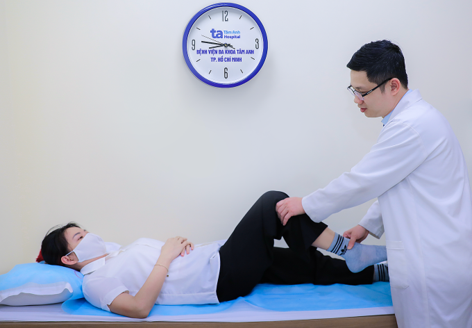 Bác sĩ Ơn kiểm tra tình trạng khớp háng của người bệnh. Ảnh minh họa: Phòng khám Đa khoa Tâm Anh Quận 7