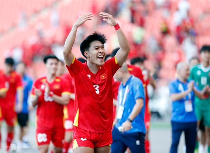 Trung vệ Phạm Lý Đức mừng sau khi Việt Nam hạ Philippines 2-0 ở bán kết bóng đá nam SEA Games 33 trên sân Rajamangala ở Bangkok, Thái Lan ngày 15/12/2025. Ảnh: Hiếu Lương