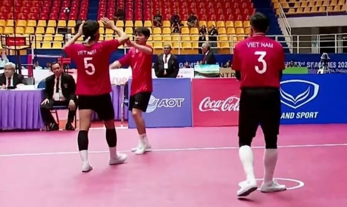 Đội cầu mây nam mừng chiến thắng trước Thái Lan ở bán kết nội dung 4 người SEA Games tại nhà thi đấu tỉnh Nakhon Pathom, Thái Lan chiều 18/12/2025. Ảnh: chụp màn hình