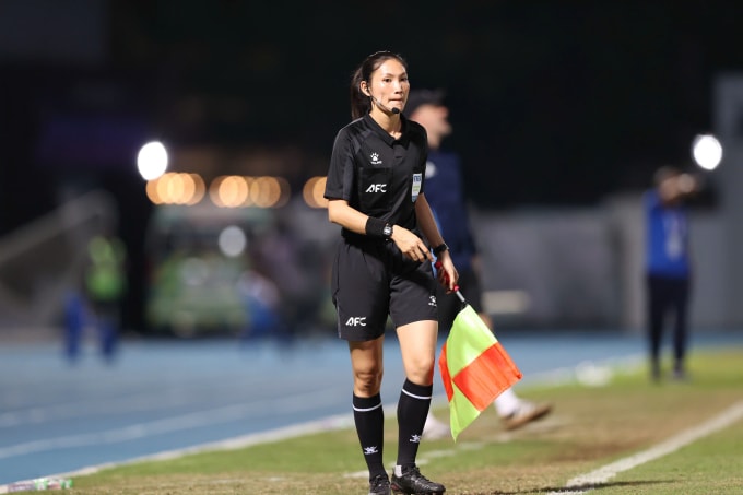 Trọng tài biên Chanthavong trong trận Việt Nam thua Philippines trên loạt đá luân lưu chung kết bóng đá nữ SEA Games 33 trên sân Chonburi, Thái Lan tối 17/12/2025. Ảnh: Đức Đồng