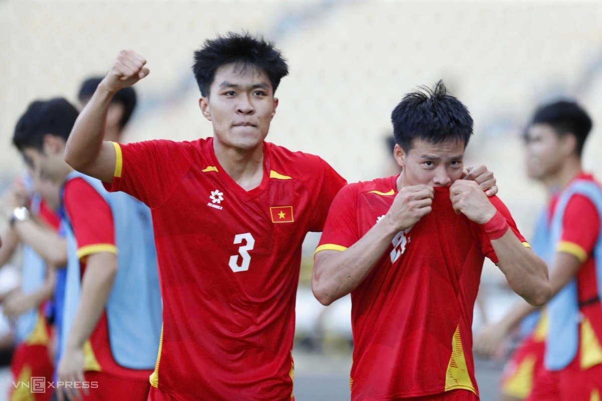 Thanh Nhàn (phải) hôn lên quốc kỳ sau khi ghi bàn ấn định chiến thắng ở trận gặp Philippines. Ảnh: Hiếu Lương