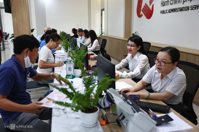 Cán bộ giải quyết thủ tục hành chính cho người dân tại Trung tâm hành chính công phường Thủ Đức, TP HCM, tháng 7/2025. Ảnh: Quỳnh Trần