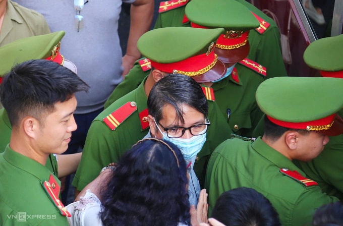 Cựu trợ lý nguyên Chủ tịch Quốc hội Phạm Thái Hà mắt đỏ hoe, ôm người thân trước khi lên xe dẫn giải về trại giam sau khi bị TAND Hà Nội tuyên án sơ thẩm 5 năm 6 tháng tù, chiều 18/9/2025. Ảnh: Phạm Dự