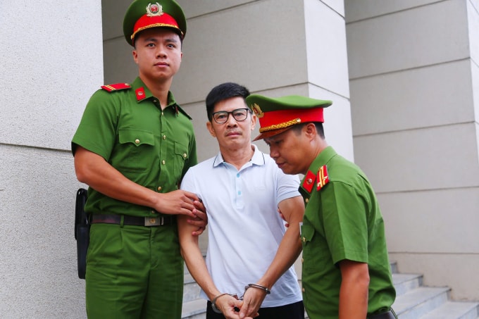 Nguyễn Duy Hưng, cựu Chủ tịch HĐQT Tập đoàn Thuận An, bị dẫn giải tới TAND Hà Nội, chiều 18/9. Ảnh: Phạm Dự