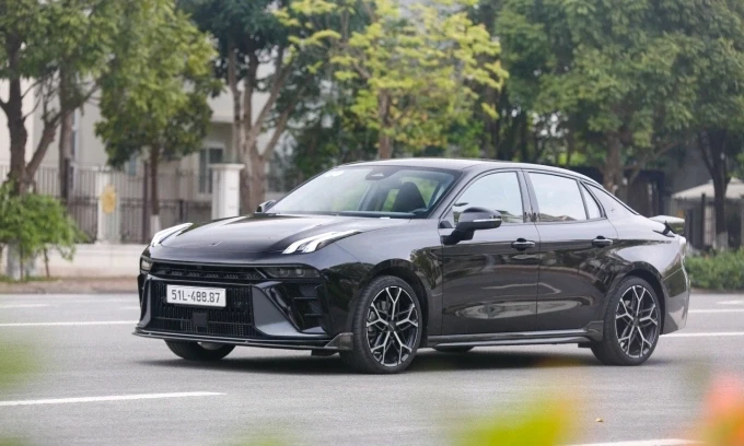 Một mẫu Lynk & Co 03 lăn bánh tại Hà Nội. Ảnh: Lương Dũng