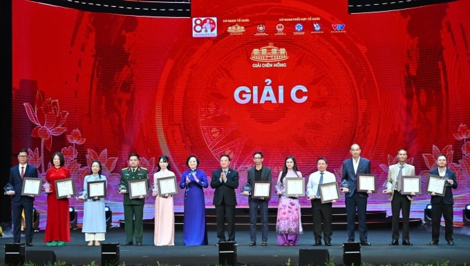 Đại diện nhóm tác giả, tác giả nhận Giải C Diên Hồng. Ảnh: Hoàng Phong