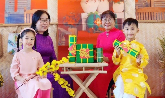 Cô trò trường Tiểu học Đặng Trần Côn, TP HCM, bên không gian Tết Ất Tỵ của trường. Ảnh:Thúy Hà