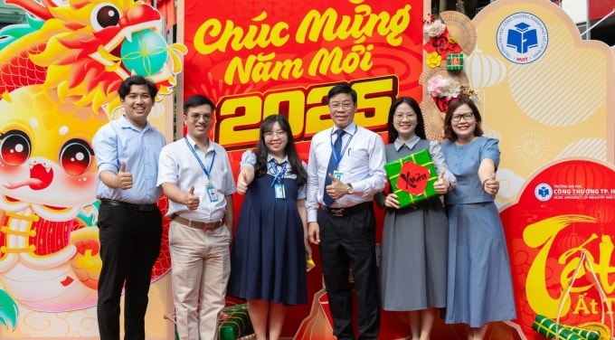 Lãnh đạo trường Đại học Công thương TP HCM cùng nhân viên chụp ảnh với tiểu cảnh Tết Nguyên đán 2025. Ảnh: HUIT