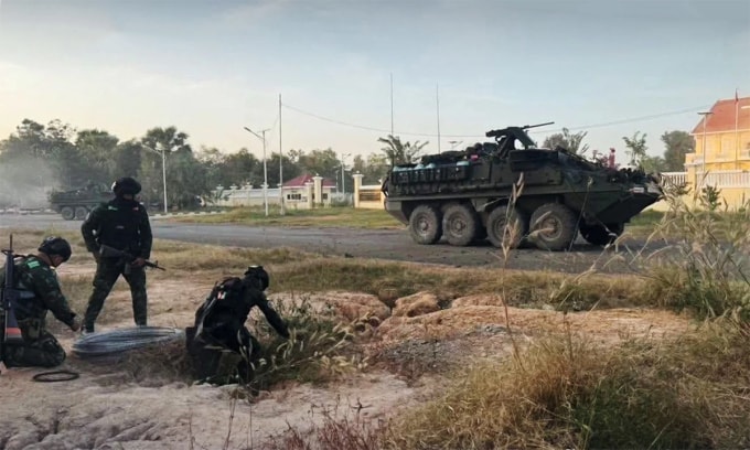 Binh sĩ, thiết giáp Thái Lan tại cửa khẩu Bueng Takuan ngày 10/12. Ảnh: National Thailand