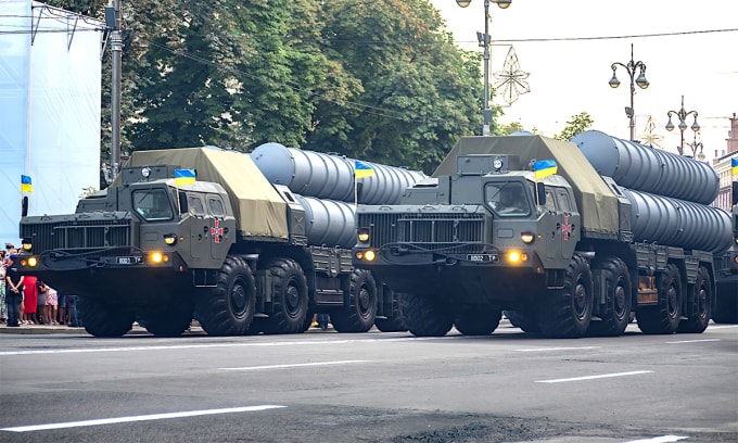 Bệ phóng S-300 của Ukraine trong lễ duyệt binh ở Kiev tháng 8/2021. Ảnh: SOPA