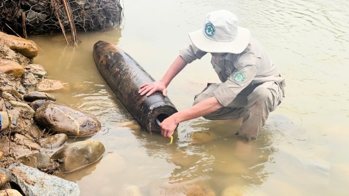 Nhân viên tổ chức NPA kiểm tra quả bom. Ảnh: NPA