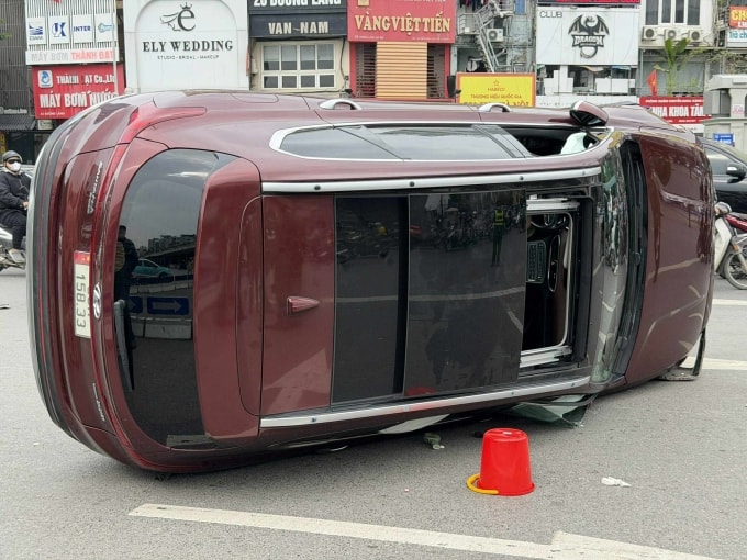 Chiếc xe lật nghiêng sau tai nạn liên hoàn. Ảnh: Việt An