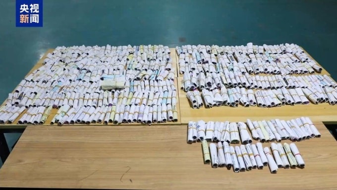 Các mẫu máu được nghi can dính băng dính giấu trong người, sau đó bị công an phát hiện. Ảnh: Sina Finance