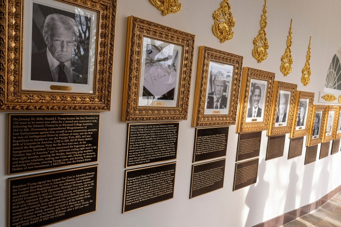 Ảnh chân dung cùng biển giới thiệu về các tổng thống Mỹ tại Đại lộ Danh vọng Tổng thống ở Nhà Trắng ngày 17/12. Ảnh: AP