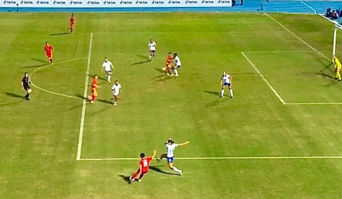 Nguyễn Thị Bích Thùy (áo đỏ bên trong) di chuyển đón đường tạt của Ngân Thị Vạn Sự, trong trận Việt Nam gặp Philippines ở chung kết bóng đá nữ SEA Games 33, trên sân Chonburi, Thái Lan, ngày 17/12/2025. Ảnh:Chụp màn hình