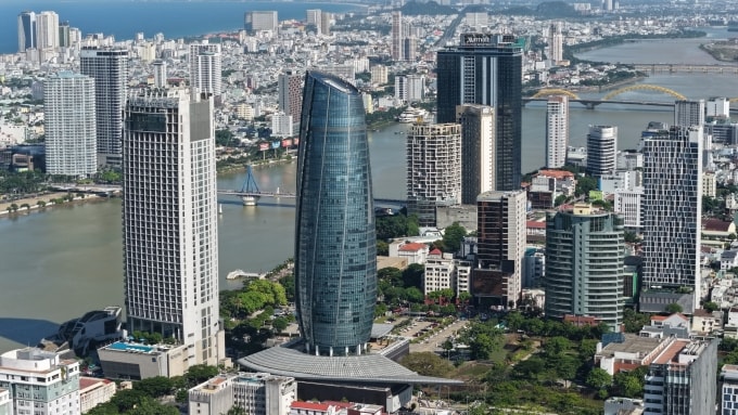 Tòa nhà trung tâm hành chính TP Đà Nẵng (hình trụ), tháng 7/2025. Ảnh: Nguyễn Đông