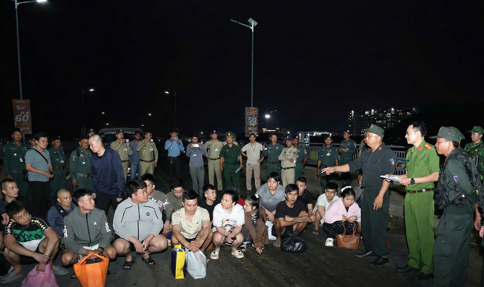 Nhóm lừa đảo bị bắt giữ, đưa qua cửa khẩu về Việt Nam. Ảnh: Công an cung cấp