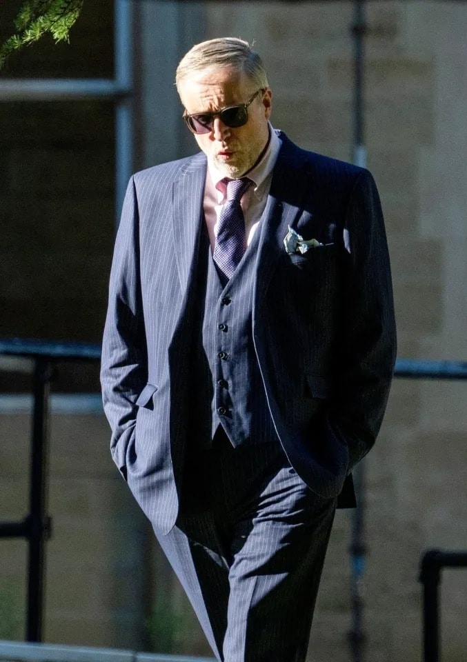Nigel Baker diện vest khi đến tòa án. Ảnh: SWNS