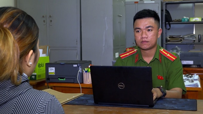 Cảnh sát làm việc với người phụ nữ hoang báo bị cướp. Ảnh: Phước Thanh