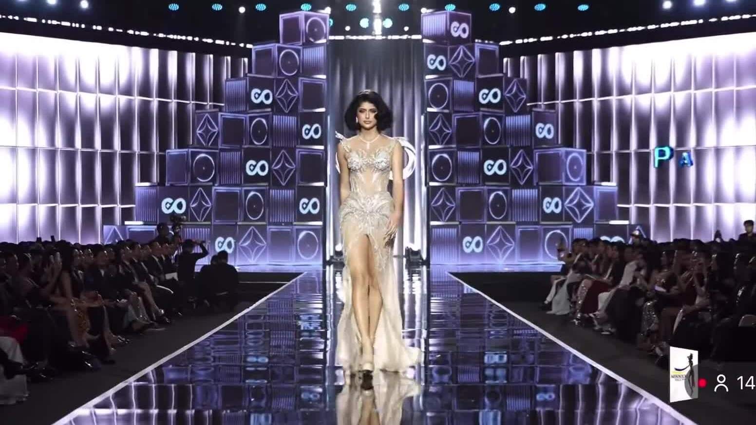 Mỹ nhân Panama diễn đầm dạ hội tại Miss Cosmo 2025