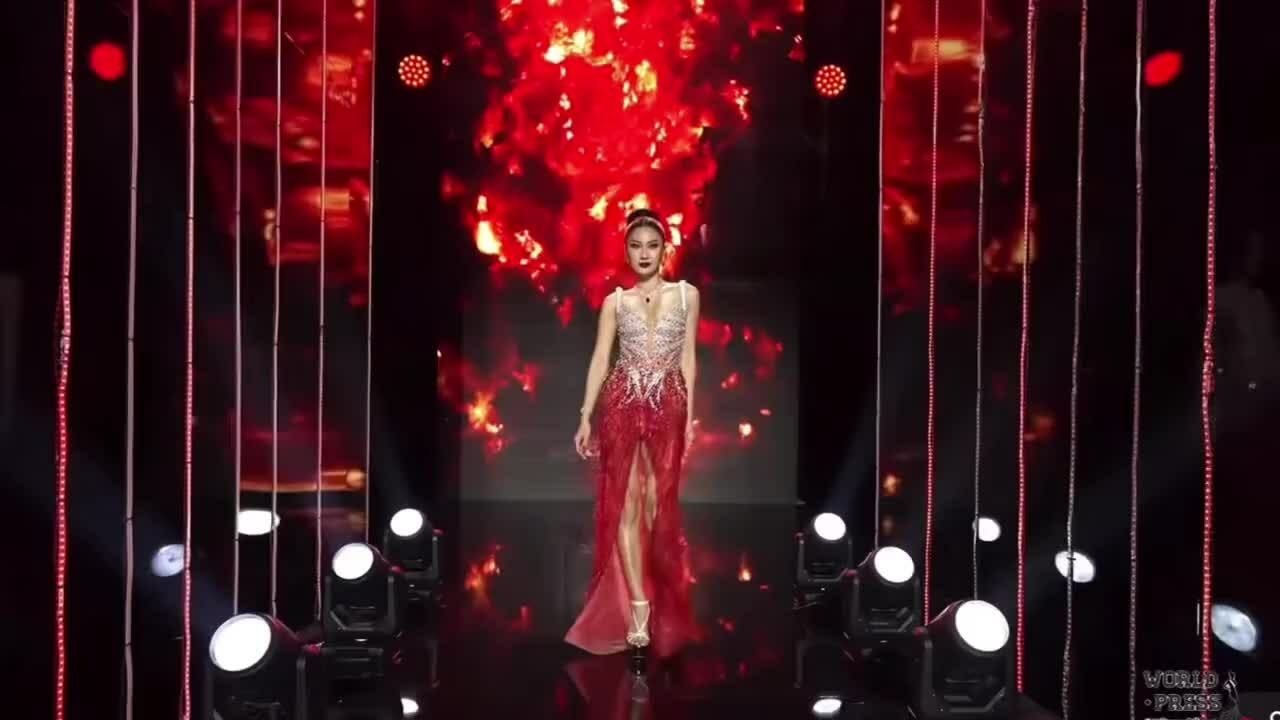 Phương Linh diễn đầm dạ hội tại bán kết Miss Cosmo