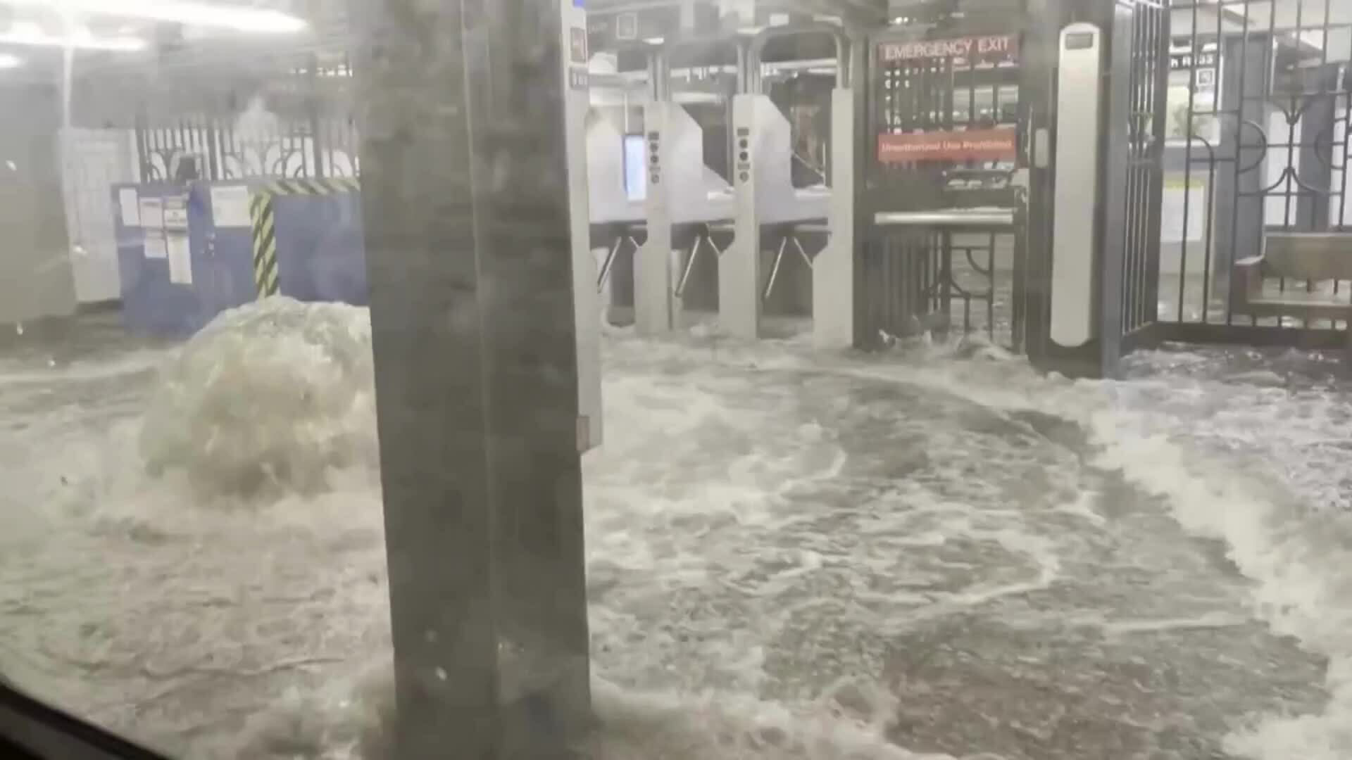 Nước tràn vào tàu điện ngầm New York