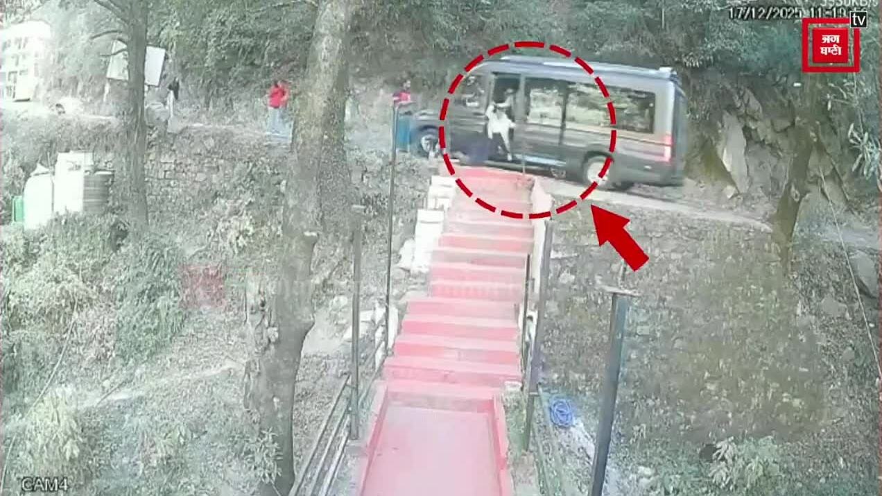 Hành khách nhảy thoát thân khỏi ôtô tụt dốc