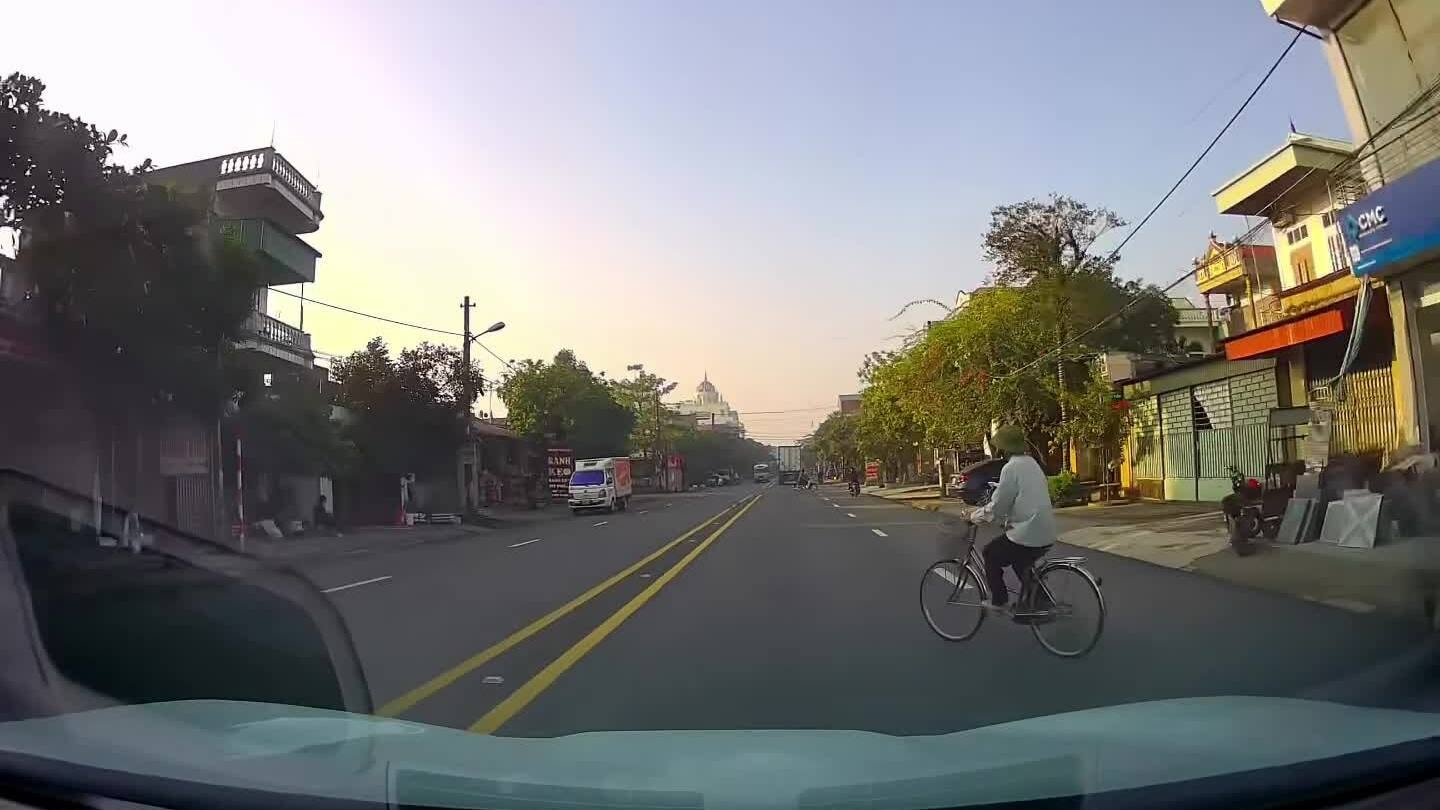 Ông cụ đạp xe tạt đầu ôtô