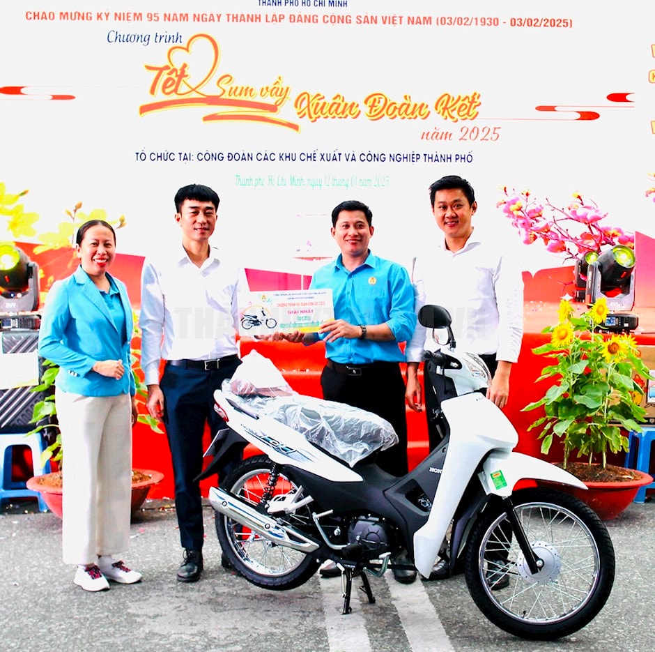 Dự tiệc tất niên, nam công nhân bất ngờ trúng thưởng xe gắn máy- Ảnh 2. Đồng chí Hứa Quốc Hưng và đồng chí Vũ Thế Vân trao giải Nhất đến gia đình công nhân tại chương trình