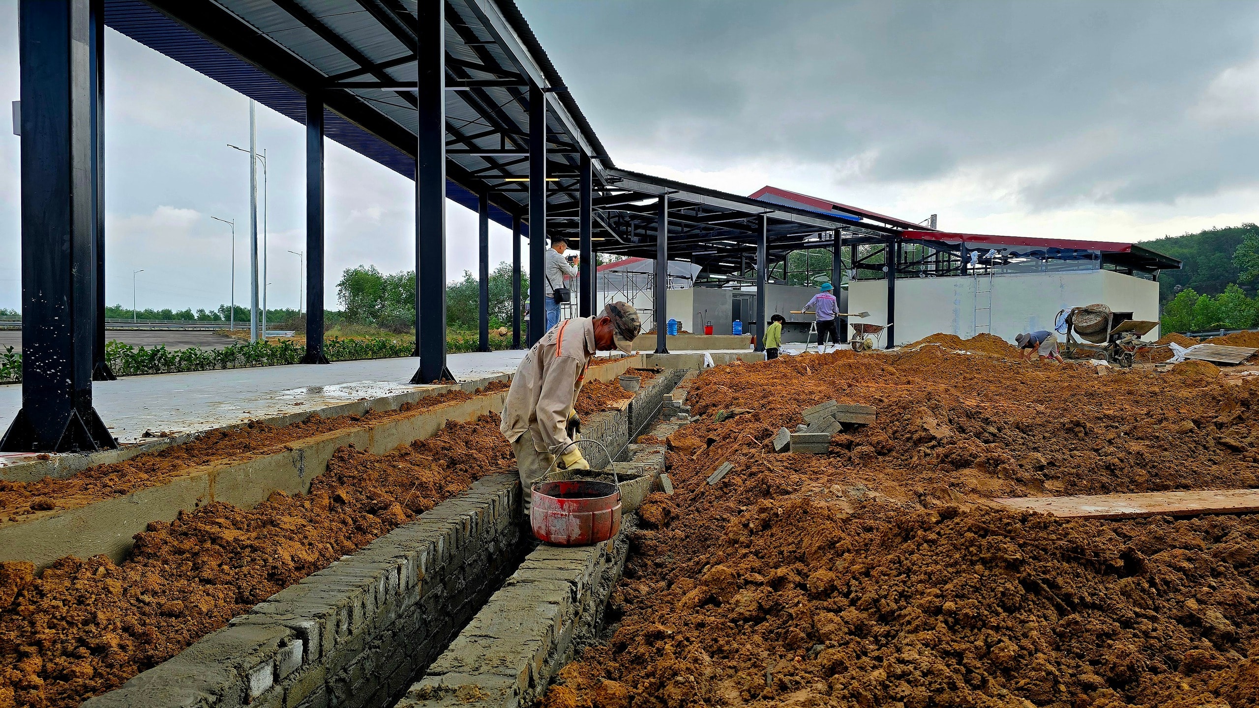 Điểm dừng xe đầu tiên trên cao tốc Đà Nẵng - Quảng Ngãi sắp khai thác - Ảnh 6.