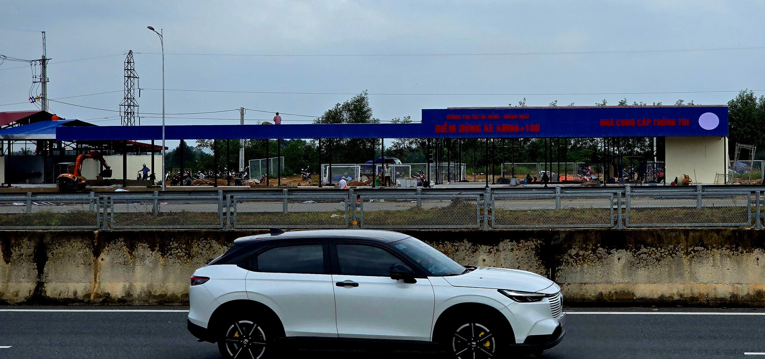 Điểm dừng xe đầu tiên trên cao tốc Đà Nẵng - Quảng Ngãi sắp khai thác - Ảnh 1.