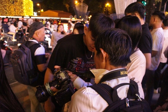 Thợ chụp ảnh dạo hút khách mùa Giáng sinh 2025 tại Nhà thờ Đức Bà - Ảnh 5.