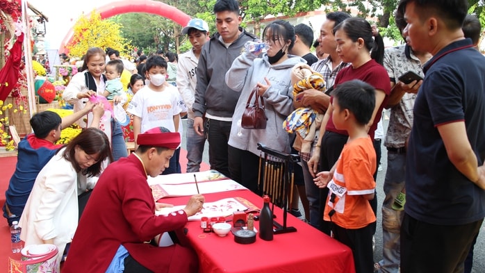 Dự tiệc tất niên, nam công nhân bất ngờ trúng thưởng xe gắn máy- Ảnh 3. Dự tiệc tất niên, nam công nhân bất ngờ trúng thưởng xe gắn máy- Ảnh 3.