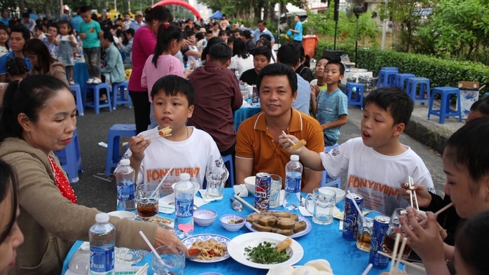 Dự tiệc tất niên, nam công nhân bất ngờ trúng thưởng xe gắn máy- Ảnh 4. Dự tiệc tất niên, nam công nhân bất ngờ trúng thưởng xe gắn máy- Ảnh 4.