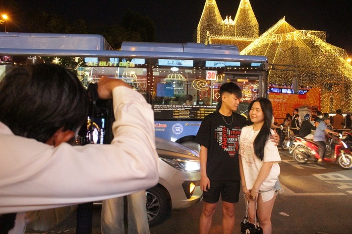 Thợ chụp ảnh dạo hút khách mùa Giáng sinh 2025 tại Nhà thờ Đức Bà - Ảnh 6.