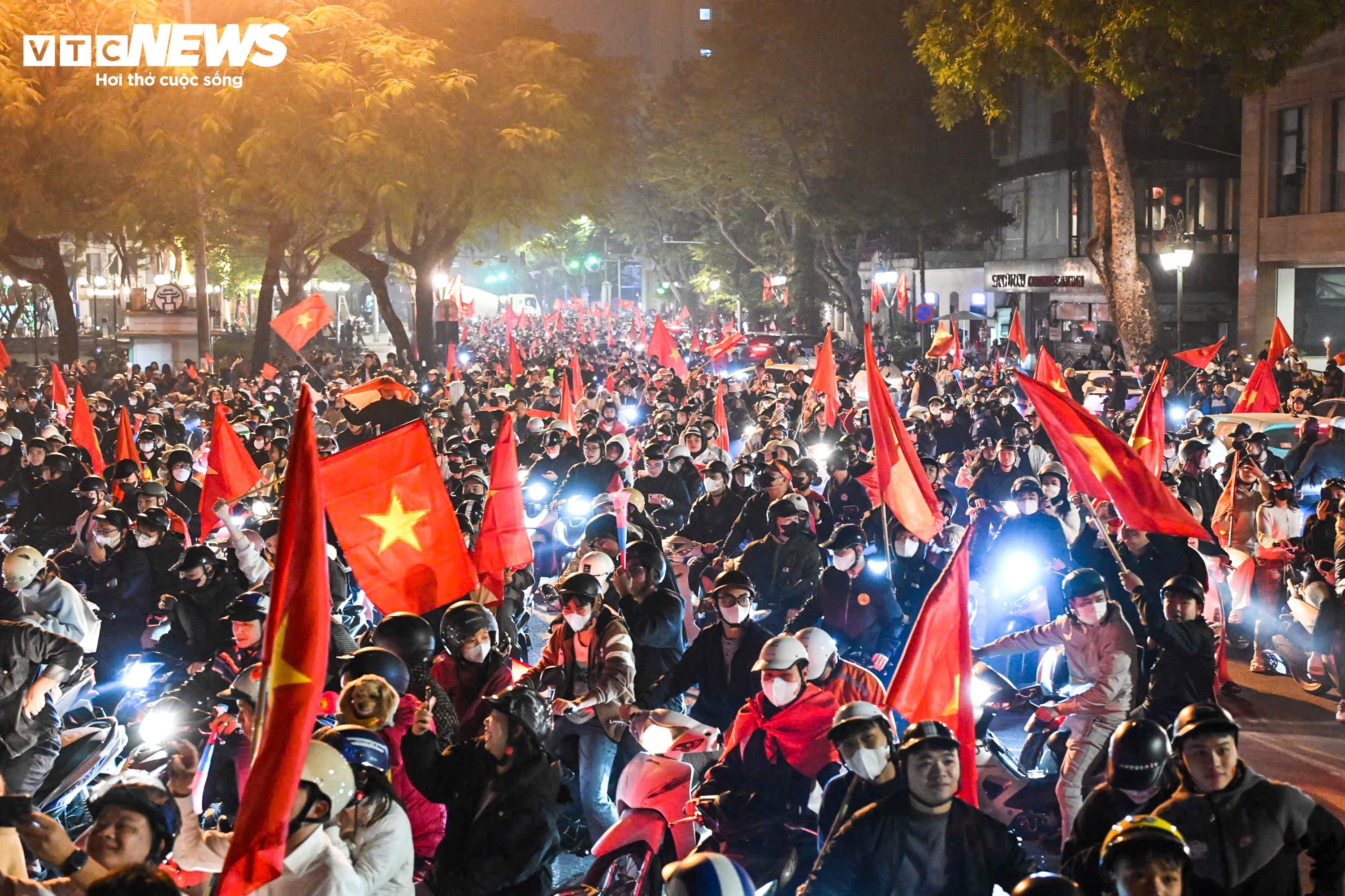 CĐV nhí theo chân bố mẹ xuống phố, chung niềm vui chiến thắng của U22 Việt Nam - 2