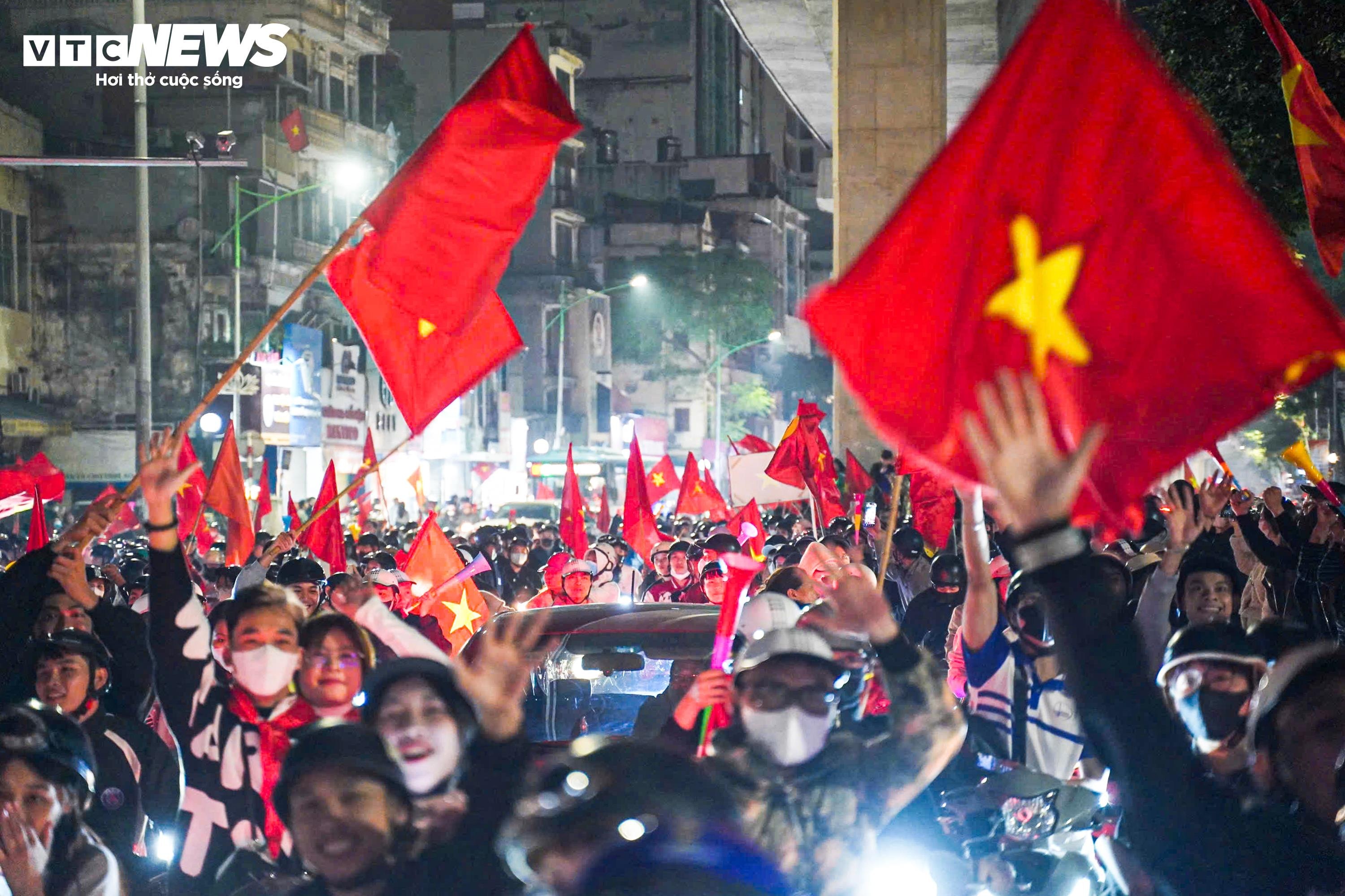 CĐV nhí theo chân bố mẹ xuống phố, chung niềm vui chiến thắng của U22 Việt Nam - 3