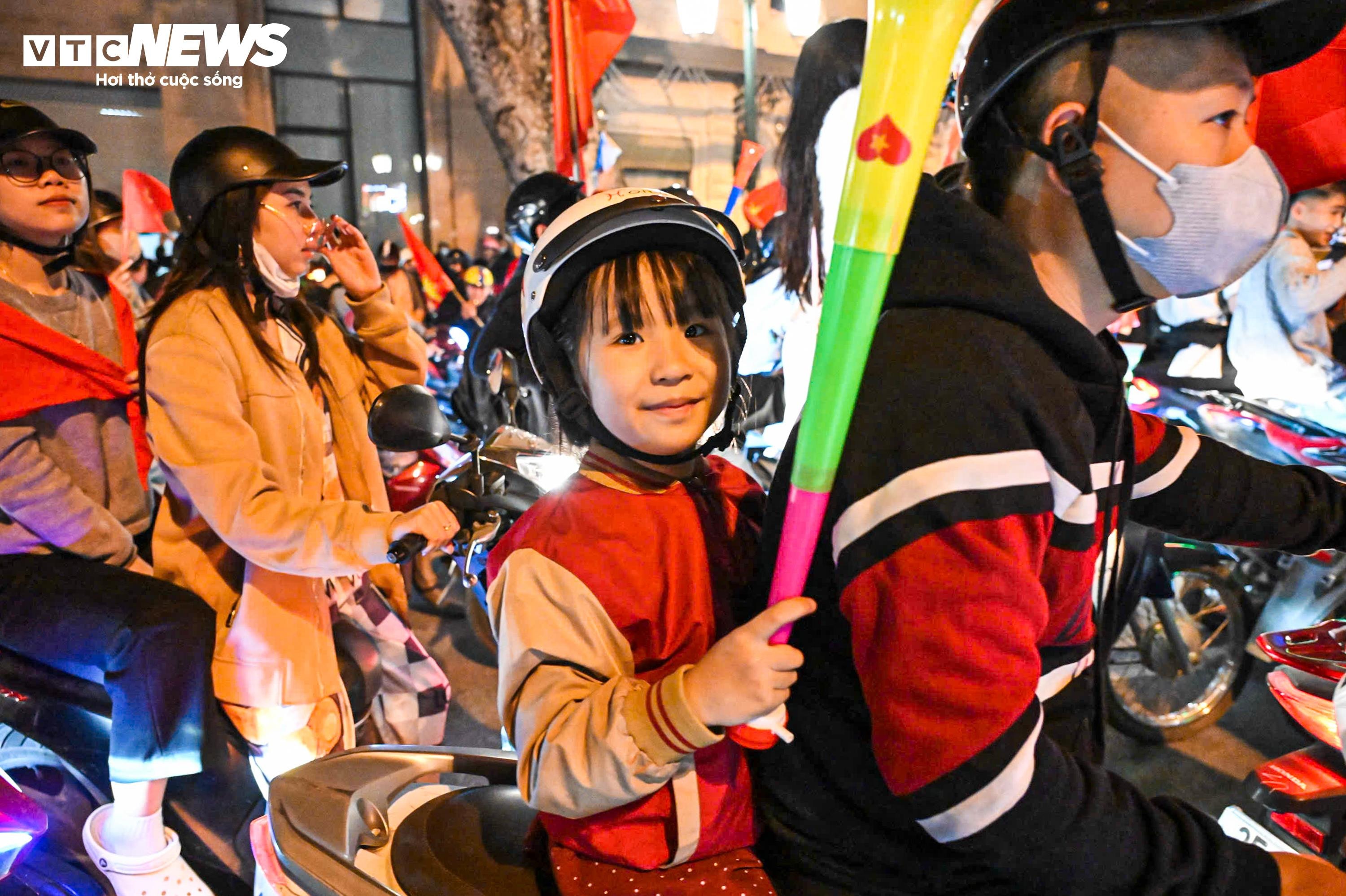 CĐV nhí theo chân bố mẹ xuống phố, chung niềm vui chiến thắng của U22 Việt Nam - 4