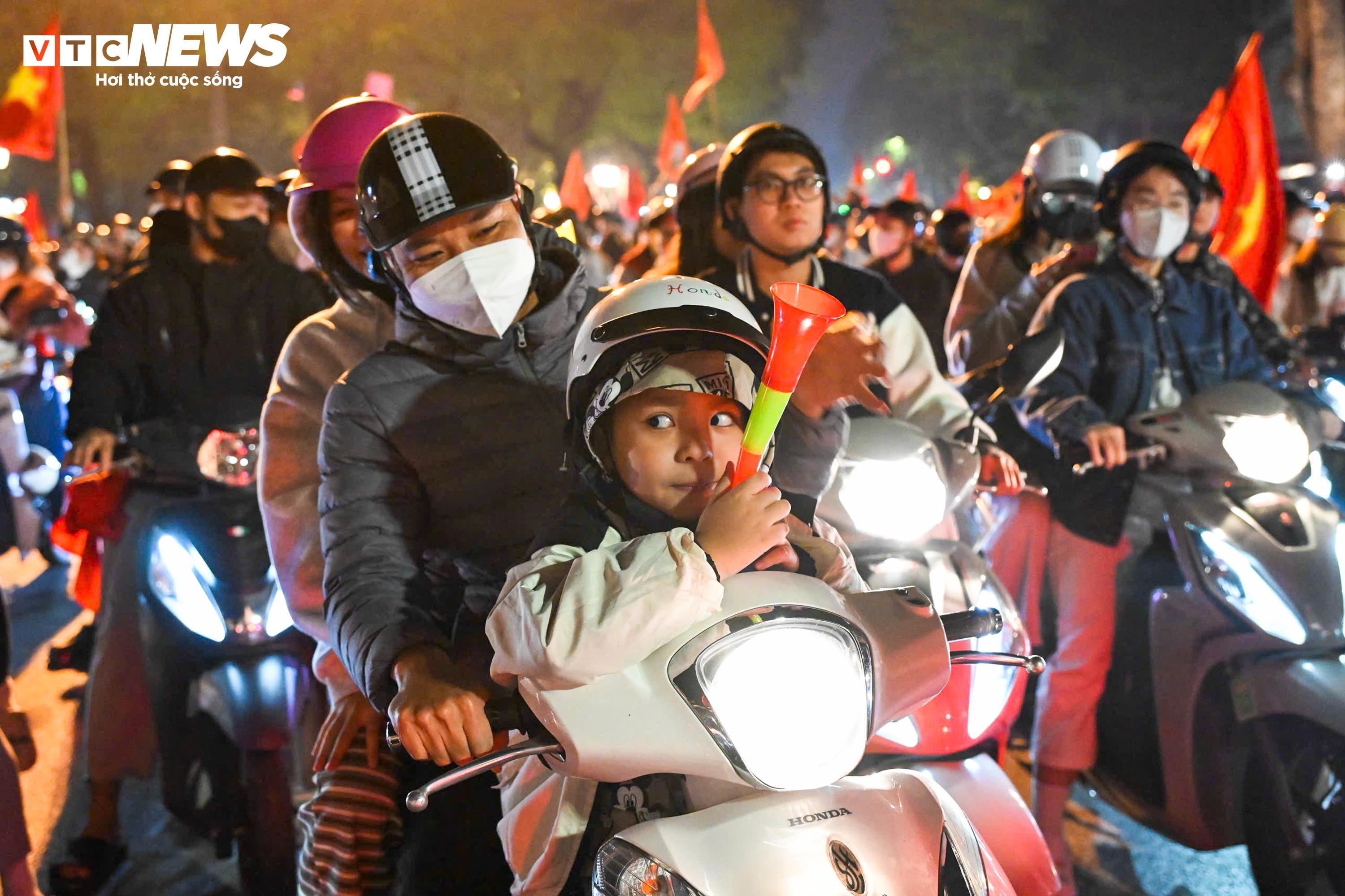 CĐV nhí theo chân bố mẹ xuống phố, chung niềm vui chiến thắng của U22 Việt Nam - 7