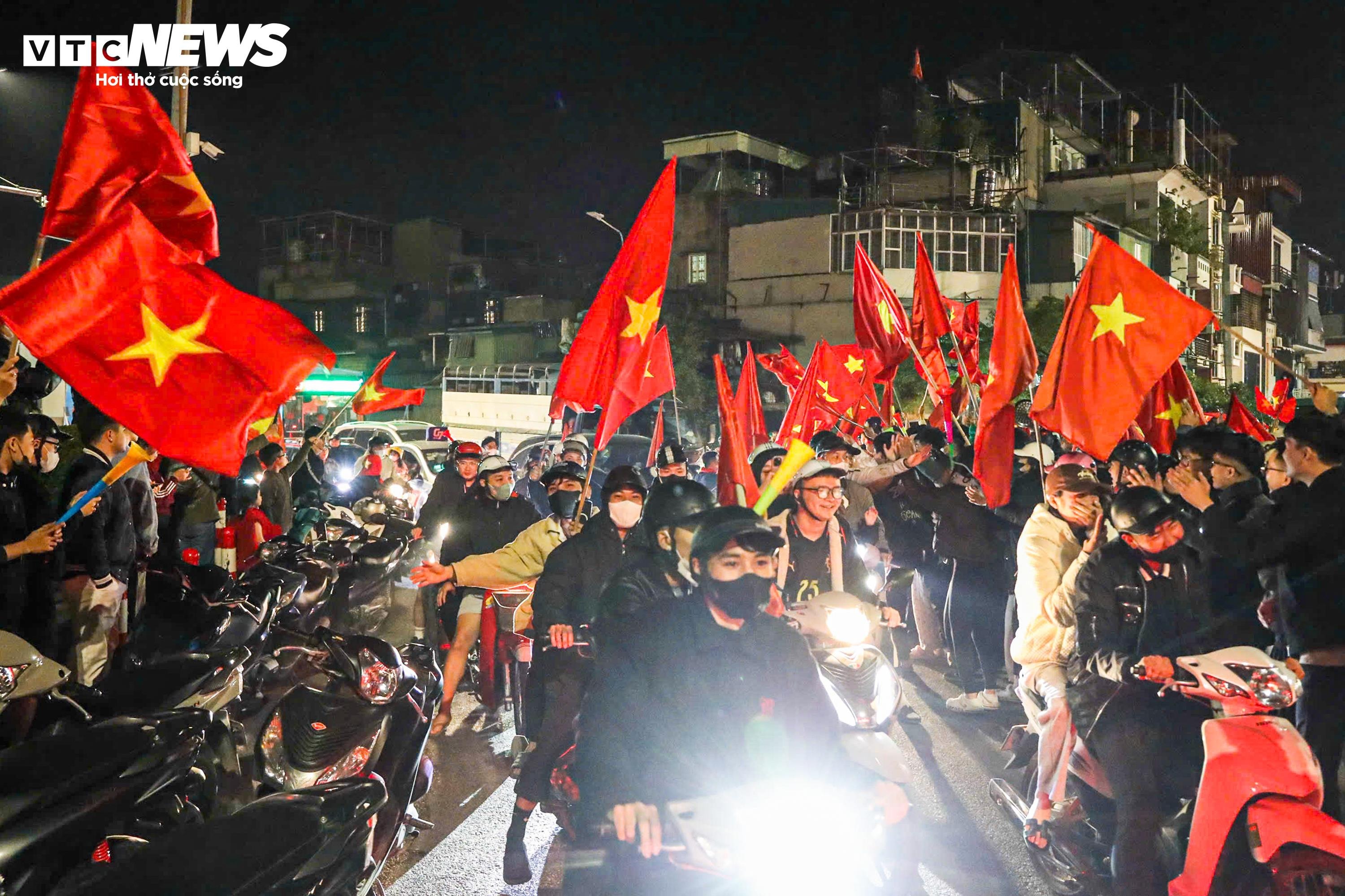 CĐV nhí theo chân bố mẹ xuống phố, chung niềm vui chiến thắng của U22 Việt Nam - 9