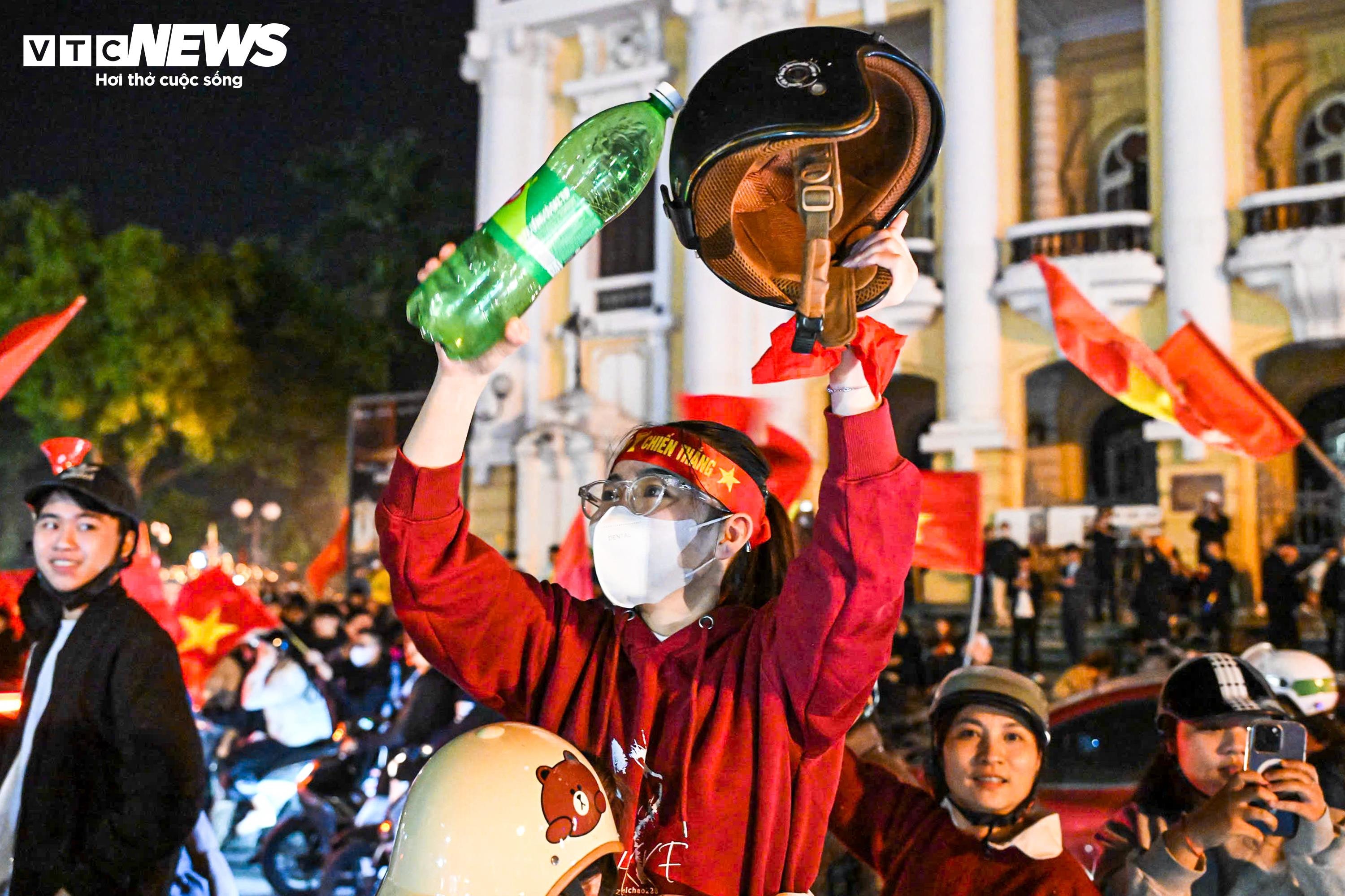 CĐV nhí theo chân bố mẹ xuống phố, chung niềm vui chiến thắng của U22 Việt Nam - 11